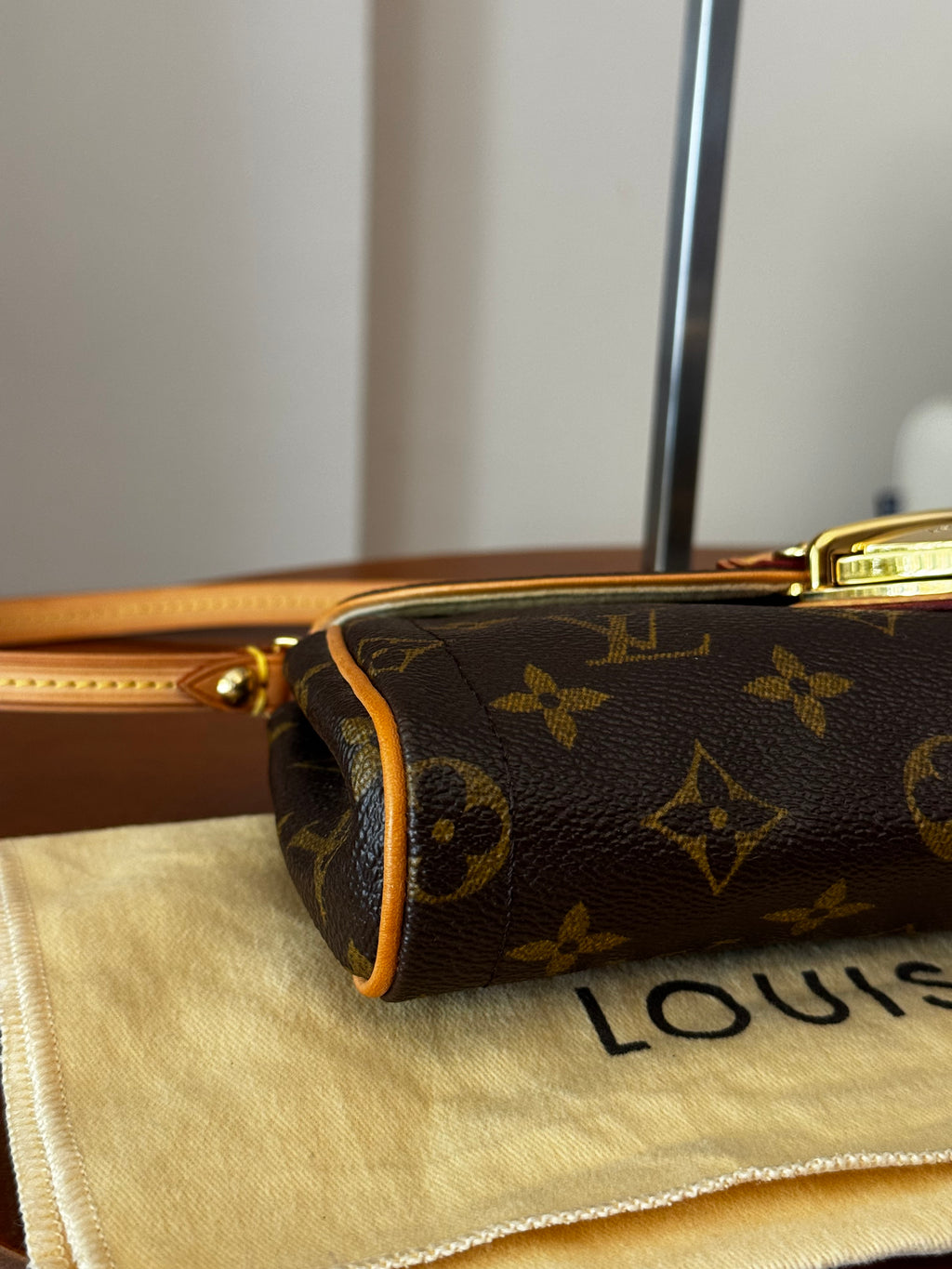 Louis Vuitton Pochette Beverly