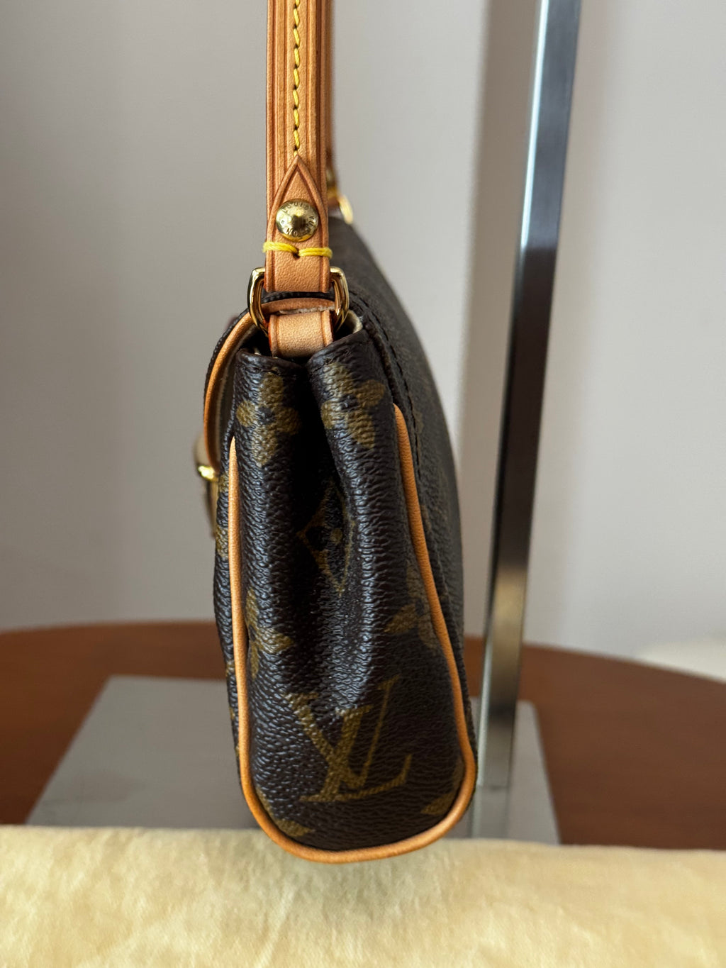 Louis Vuitton Pochette Beverly